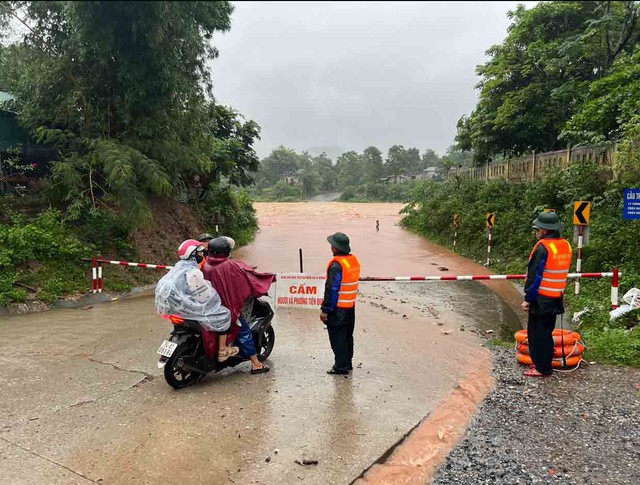 Mưa lũ miền Trung: Sạt lở trên diện rộng, nhiều nơi ngập lụt chia cắt - Ảnh 2. Mưa lũ miền Trung: Sạt lở trên diện rộng, nhiều nơi ngập lụt chia cắt - Ảnh 2.