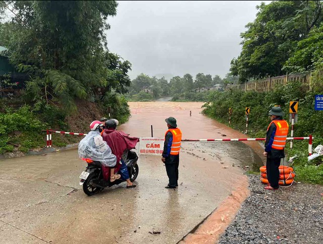 Mưa lũ miền Trung: Sạt lở trên diện rộng, nhiều nơi ngập lụt chia cắt - Ảnh 2.