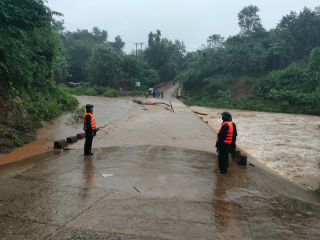 Quảng Trị: Mực nước nhiều sông vượt báo động, xuất hiện nhiều điểm ngập lụt - Ảnh 1.