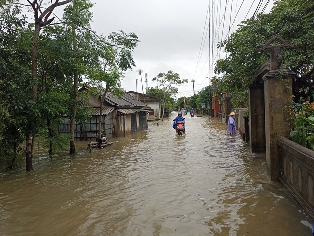 Quảng Trị: Mực nước nhiều sông vượt báo động, xuất hiện nhiều điểm ngập lụt - Ảnh 2.