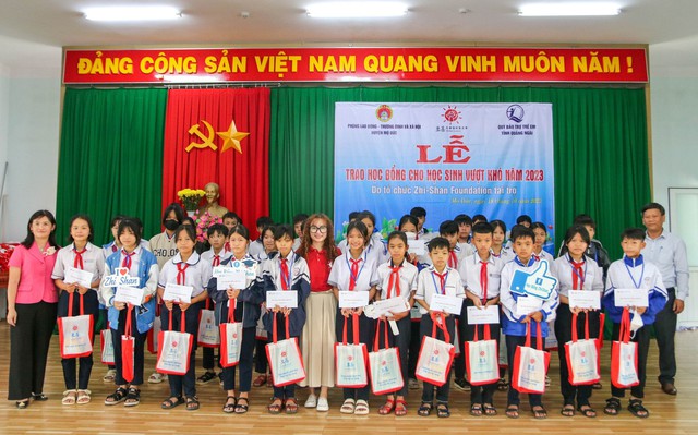 Quảng Ngãi: Trao 335 suất học bổng cho học sinh nghèo vượt khó - Ảnh 2. Quảng Ngãi: Trao 335 suất học bổng cho học sinh nghèo vượt khó - Ảnh 2.