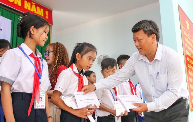 Quảng Ngãi: Trao 335 suất học bổng cho học sinh nghèo vượt khó - Ảnh 1.