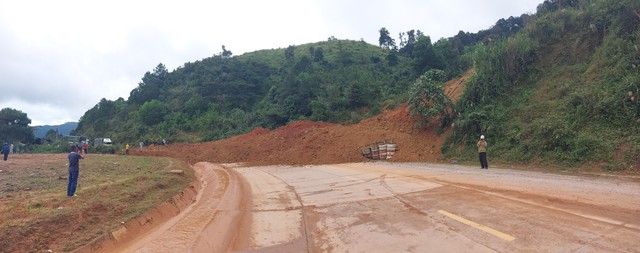 Hàng trăm mét khối đất đá vùi lấp đèo Lò Xo, giao thông bị chia cắt - Ảnh 1.