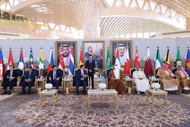 Thủ tướng tới Thủ đô Riyadh, bắt đầu chuyến thăm Ả Rập Xê Út - Ảnh 2.