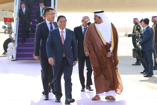 Thủ tướng tới Thủ đô Riyadh, bắt đầu chuyến thăm Ả Rập Xê Út - Ảnh 1.
