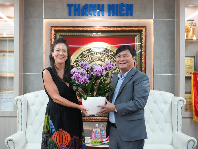 Tổng lãnh sự Ý và Chủ tịch CLB Lãnh sự TP.HCM thăm Báo Thanh Niên - Ảnh 4. Tổng lãnh sự Ý và Chủ tịch CLB Lãnh sự TP.HCM thăm Báo Thanh Niên - Ảnh 4.