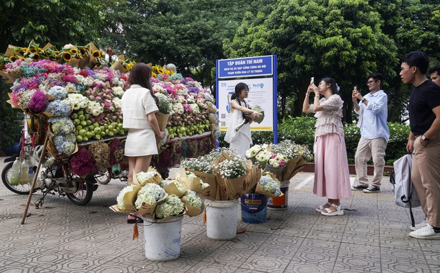 Rộn ràng xe hoa Hà Nội - Ảnh 1.