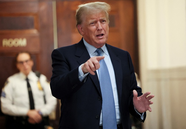 Một phụ nữ bị bắt vì xông ra trước tòa ủng hộ ông Trump - Ảnh 2. Một phụ nữ bị bắt vì xông ra trước tòa ủng hộ ông Trump - Ảnh 2.