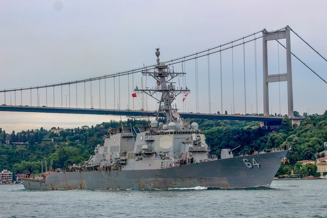 Tàu chiến Mỹ đánh chặn các tên lửa từ Yemen hướng về phía Israel  - Ảnh 1.