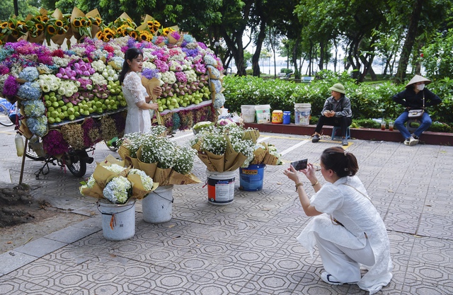 Rộn ràng xe hoa Hà Nội - Ảnh 5. Rộn ràng xe hoa Hà Nội - Ảnh 5.