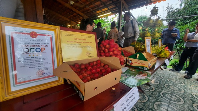 Sản phẩm chôm chôm Java của HTX chôm chôm Bình Hòa Phước đạt OCOP 4 sao, được trưng bày tại một sự kiện ở cù lao thuộc H.Long Hồ