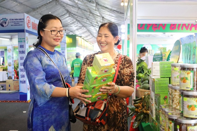 Bà Nguyễn Thị Quyên Thanh, Phó chủ tịch UBND tỉnh Vĩnh Long (bìa trái) tham quan điểm trưng bày và bán sản phẩm tại Festival Nông sản Việt Nam tại Vĩnh Long