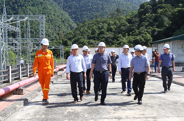 Tổng giám đốc EVNNPT Phạm Lê Phú và đoàn công tác kiểm tra công tác vận hành tại TBA 220 kV Mường Tè