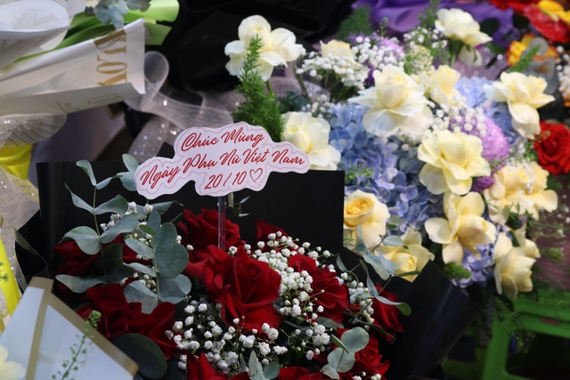 Chợ hoa lớn nhất TP.HCM tất bật người mua người bán trước ngày Phụ nữ VN 20.10 - Ảnh 7.