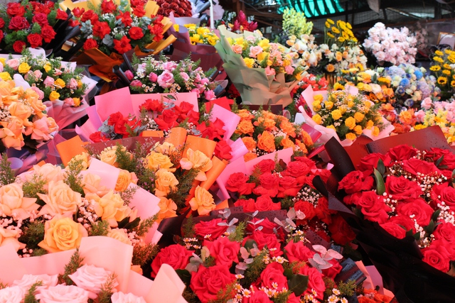 Chợ hoa lớn nhất TP.HCM tất bật người mua người bán trước ngày Phụ nữ VN 20.10 - Ảnh 8.