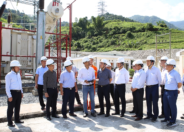 Tổng giám đốc EVNNPT Phạm Lê Phú và đoàn công tác theo dõi công tác ứng dụng UAV trong kiểm tra thiết bị tại TBA 220 kV Mường Tè