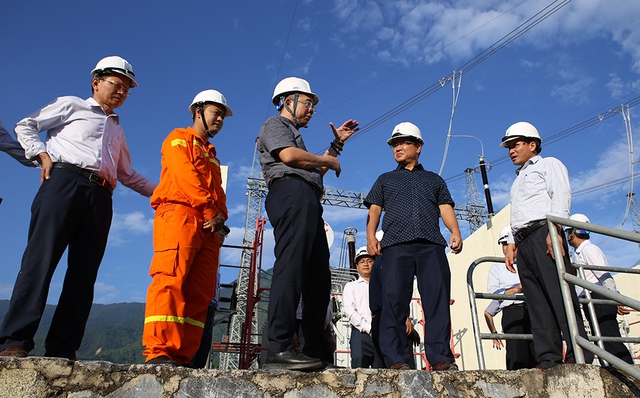 Tổng giám đốc EVNNPT Phạm Lê Phú và đoàn công tác kiểm tra công tác vận hành tại TBA 500 kV Lai Châu