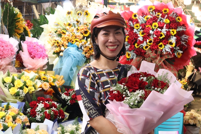 Chợ hoa lớn nhất TP.HCM hối hả trước ngày 20.10 - Ảnh 2.