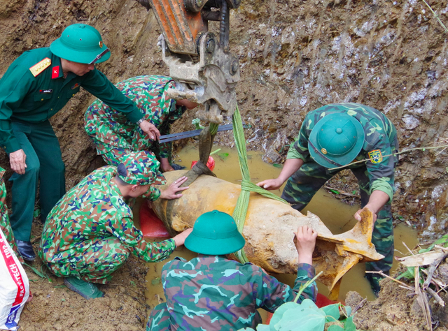  Kích điện hủy nổ quả bom Mỹ 340 kg phát hiện trong trường học ở Lào Cai  - Ảnh 2.