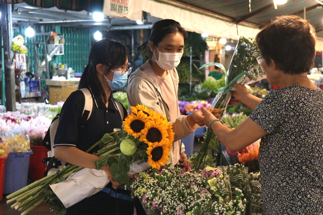 Chợ hoa lớn nhất TP.HCM tất bật người mua người bán trước ngày Phụ nữ VN 20.10 - Ảnh 9.