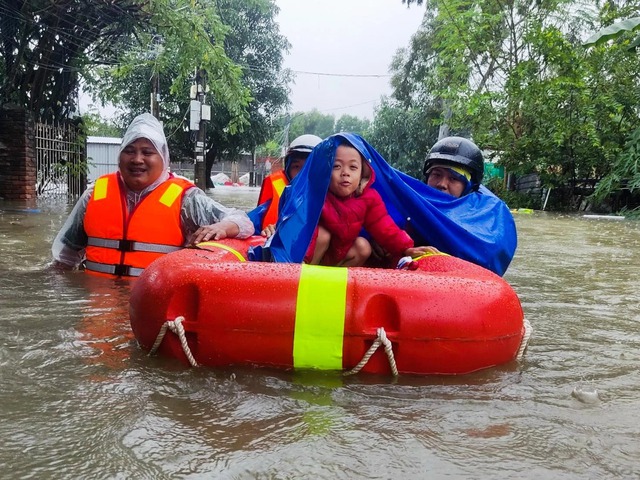 Đà Nẵng chìm trong biển nước: Thiệt hại do một số người dân chưa biết chống ngập - Ảnh 2.