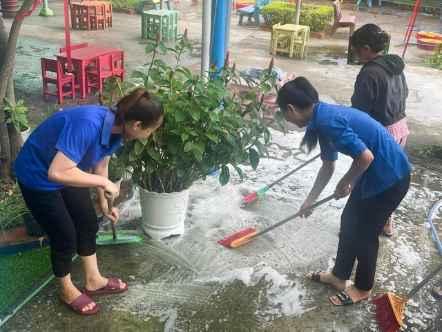 Đà Nẵng: Hàng nghìn đoàn viên thanh niên ra quân dọn bãi biển sau mưa lũ   - Ảnh 8.