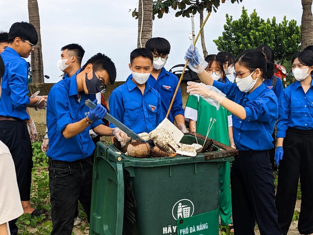 Đà Nẵng: Hàng nghìn đoàn viên thanh niên ra quân dọn bãi biển sau mưa lũ - Ảnh 7. Đà Nẵng: Hàng nghìn đoàn viên thanh niên ra quân dọn bãi biển sau mưa lũ - Ảnh 7.