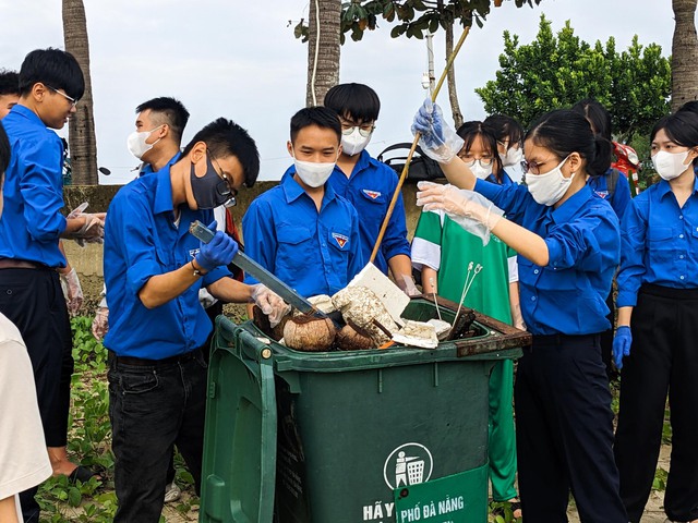 Đà Nẵng: Hàng nghìn đoàn viên thanh niên ra quân dọn bãi biển sau mưa lũ   - Ảnh 7.