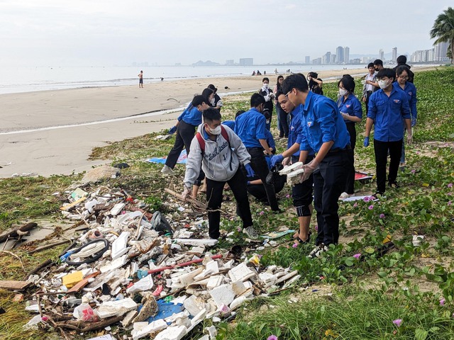 Đà Nẵng: Hàng nghìn đoàn viên thanh niên ra quân dọn bãi biển sau mưa lũ - Ảnh 1. Đà Nẵng: Hàng nghìn đoàn viên thanh niên ra quân dọn bãi biển sau mưa lũ - Ảnh 1.