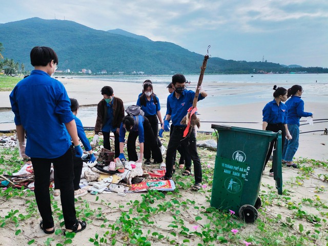 Đà Nẵng: Hàng nghìn đoàn viên thanh niên ra quân dọn bãi biển sau mưa lũ - Ảnh 3. Đà Nẵng: Hàng nghìn đoàn viên thanh niên ra quân dọn bãi biển sau mưa lũ - Ảnh 3.