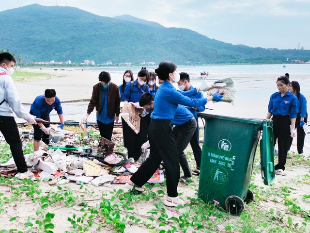 Đà Nẵng: Hàng nghìn đoàn viên thanh niên ra quân dọn bãi biển sau mưa lũ   - Ảnh 6.