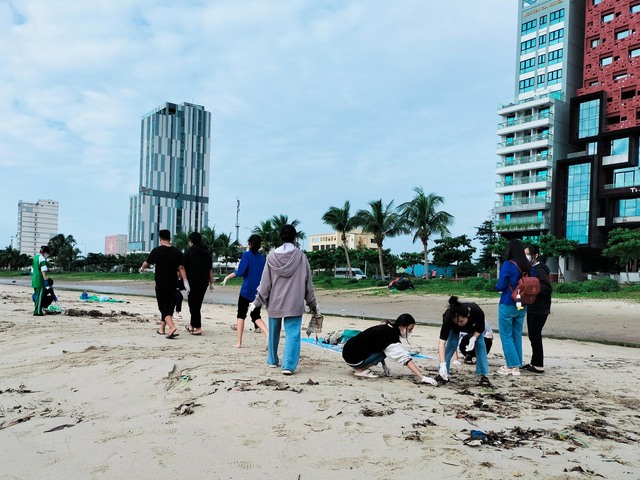 Đà Nẵng: Hàng nghìn đoàn viên thanh niên ra quân dọn bãi biển sau mưa lũ   - Ảnh 5.