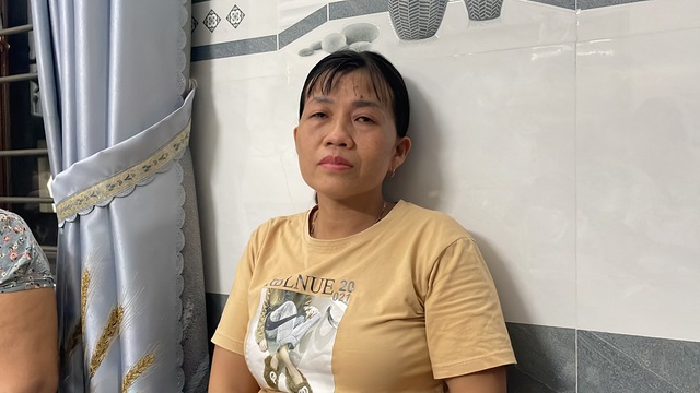 Vụ 13 ngư dân mất tích trên biển: Phụ nữ làng chài trắng đêm chờ chồng - Ảnh 3. Vụ 13 ngư dân mất tích trên biển: Phụ nữ làng chài trắng đêm chờ chồng - Ảnh 3.