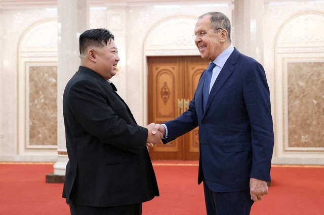 Nhà lãnh đạo Kim Jong-un gặp Ngoại trưởng Nga, Triều Tiên ra cảnh báo với Mỹ - Ảnh 1.