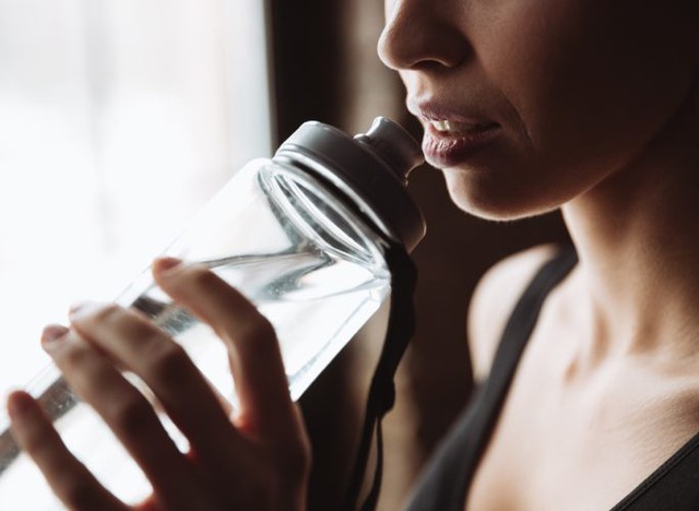 Muốn giảm cân, nên uống bao nhiêu nước mỗi ngày? - Ảnh 2.