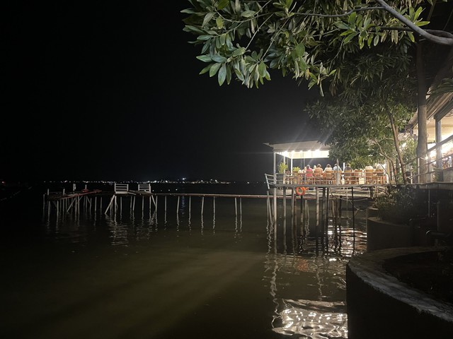 Nhà hàng xây dựng trái phép uy hiếp môi trường vịnh Hạ Long  - Ảnh 2.
