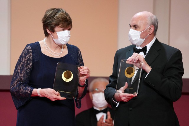 Nghiên cứu về vắc xin ARN thông tin ngừa Covid-19 đoạt giải Nobel Y sinh - Ảnh 1. Nghiên cứu về vắc xin ARN thông tin ngừa Covid-19 đoạt giải Nobel Y sinh - Ảnh 1.