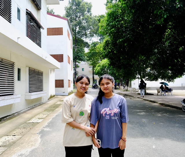 2 chị em sinh đôi vào ĐH: ‘Buổi tối thường ăn mì tôm’ - Ảnh 1. 2 chị em sinh đôi vào ĐH: ‘Buổi tối thường ăn mì tôm’ - Ảnh 1.