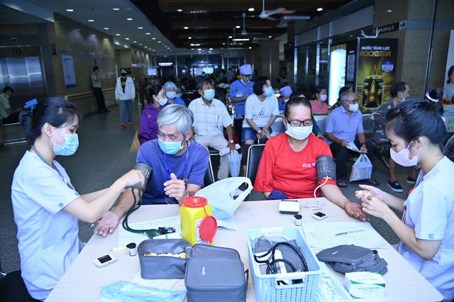 Người cao tuổi thường bị nhiều bệnh như tim mạch, cao huyết áp, tiểu đường - Ảnh 1. Người cao tuổi thường bị nhiều bệnh như tim mạch, cao huyết áp, tiểu đường - Ảnh 1.