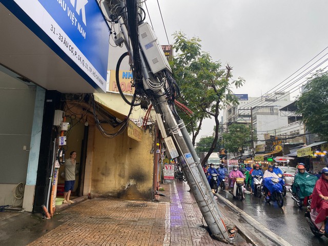 Trụ điện đường dây trung hạ thế sụp, nghiêng vào nhà dân - Ảnh 1.