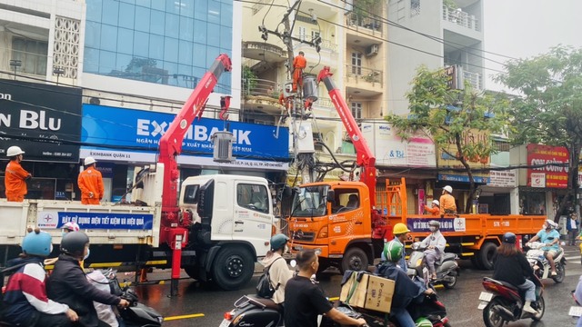 Trụ điện đường dây trung hạ thế sụp, nghiêng vào nhà dân - Ảnh 2. Trụ điện đường dây trung hạ thế sụp, nghiêng vào nhà dân - Ảnh 2.
