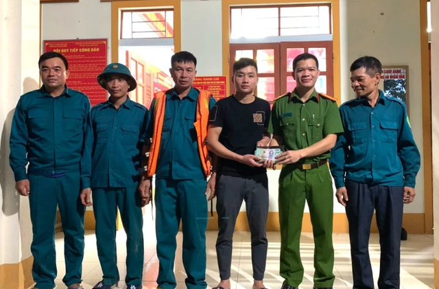 Tìm được chiếc ví đựng 12,5 triệu đồng vùi trong lũ sau 2 năm bị mất - Ảnh 2. Tìm được chiếc ví đựng 12,5 triệu đồng vùi trong lũ sau 2 năm bị mất - Ảnh 2.