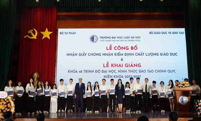 Trường ĐH Luật Hà Nội tạm thu học phí với mức dự kiến thu của năm ngoái - Ảnh 1. Trường ĐH Luật Hà Nội tạm thu học phí với mức dự kiến thu của năm ngoái - Ảnh 1.