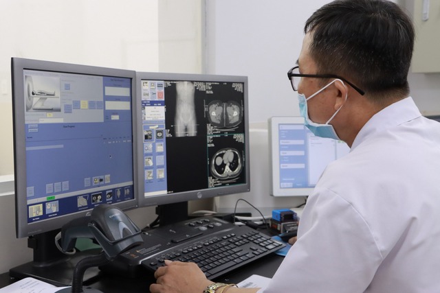 Sở Y tế TP.HCM họp đột xuất vụ máy chụp MRI Bệnh viện Ung bướu hư - Ảnh 1.
