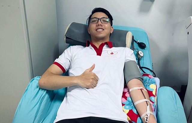 Chàng trai 26 tuổi và 65 lần hiến máu cứu người - Ảnh 1.