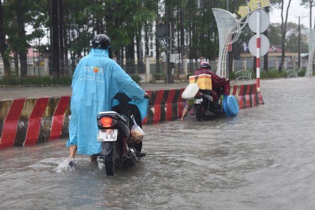 Mưa lớn kết hợp với triều cường, nhiều tuyến đường ở TP.Cà Mau biến thành sông  - Ảnh 2.