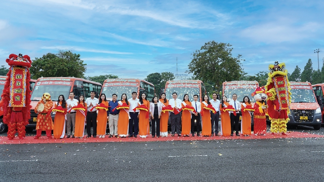 Ông Đặng Thanh Măng,ươ<strong>bí đao</strong> Phó tổng giám đốc thường Trực FUTA Bus Lines (vị trí thứ 4 từ phải qua) đại diện đơn vị khai thác tại buổi lễ khai trương