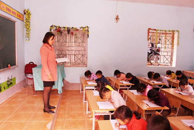 Bàn ghế nhà trường không còn phù hợp với thể trạng học sinh - Ảnh 1. Bàn ghế nhà trường không còn phù hợp với thể trạng học sinh - Ảnh 1.