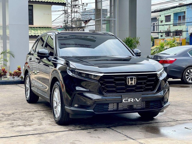 Honda CR-V 2024 bất ngờ xuất hiện tại TP.HCM, xe cũ sắp 'xả kho' - Ảnh 1.