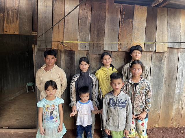 Lá lành đùm lá rách: Hoàn cảnh khốn khó của 8 anh em mồ côi - Ảnh 1. Lá lành đùm lá rách: Hoàn cảnh khốn khó của 8 anh em mồ côi - Ảnh 1.